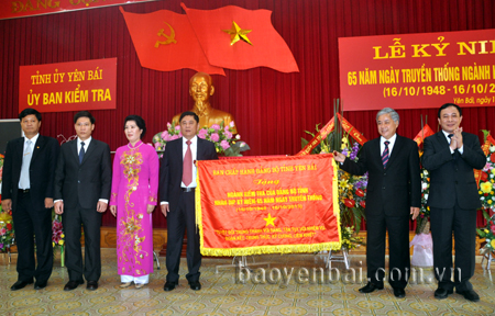 Đồng chí Bí thư Tỉnh ủy và đồng chí Chủ tịch UBND tỉnh tặng cán bộ ngành kiểm tra Đảng tỉnh bức cờ thêu mang dòng chữ “Tuyệt đối trung thành với Đảng, tận tụy với nhiệm vụ, đoàn kết, trung thực, kỷ cương, liêm khiết”.
